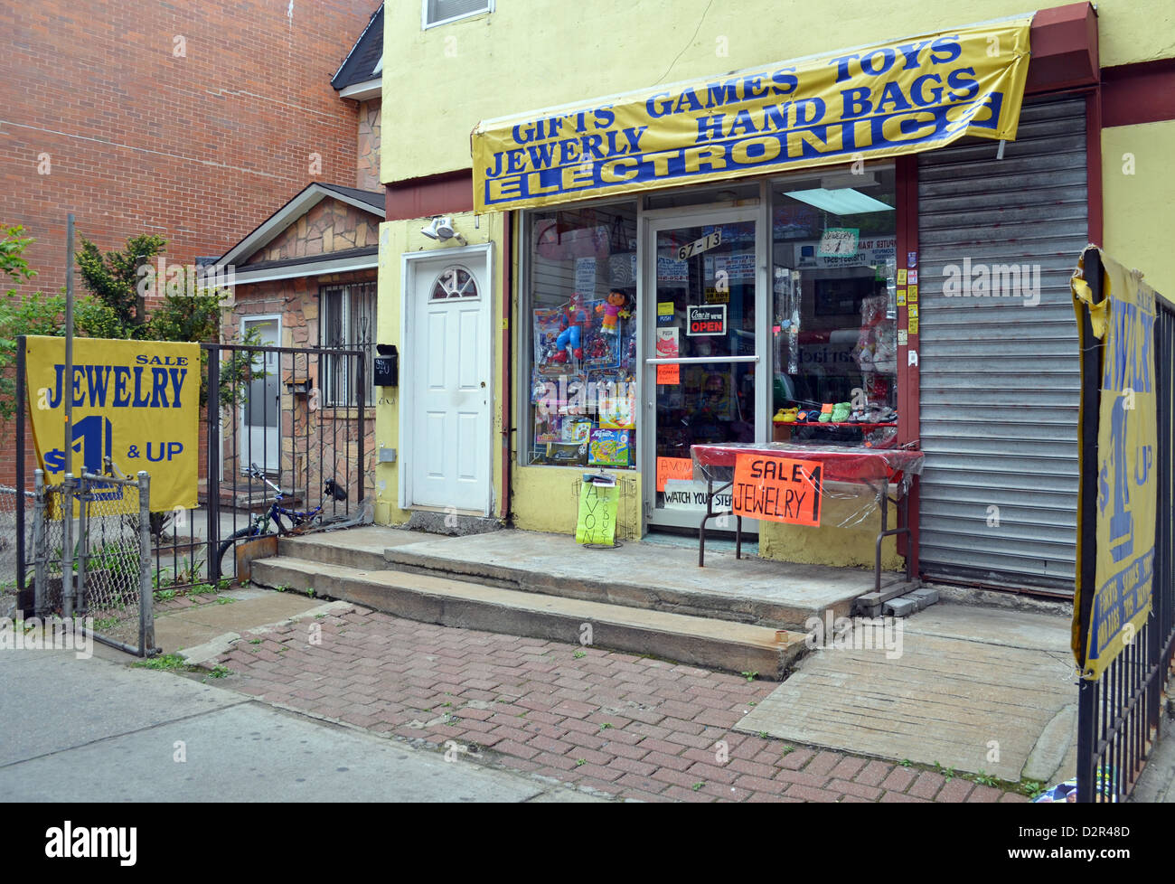 Roosevelt Avenue, Woodside Queens, NY, Store auf der Straße unten 7 Zug mit einem Rechtschreibfehler in ihren Zeichen Stockfoto