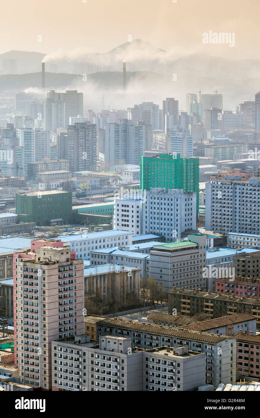 Skyline und Verschmutzung durch Kohle-Kraftwerke, Pyongyang, Nordkorea Stockfoto