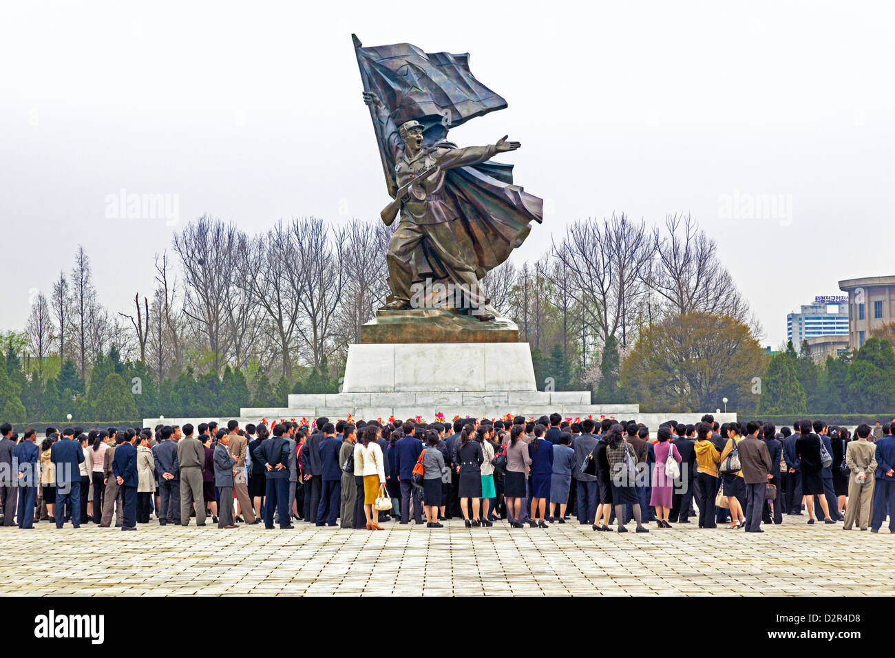 Menschen kommen zu zahlen achtet am Denkmal für die siegreichen Vaterland Befreiungskrieg, Pyongyang, Nordkorea Stockfoto