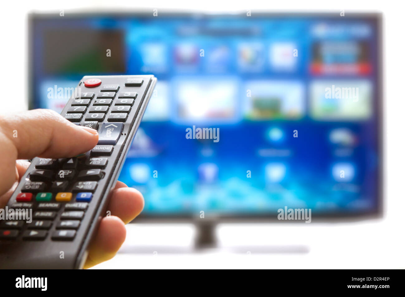 TV-Fernbedienung wechselt Kanäle Daumen auf dem blauen Bildschirm Stockfoto