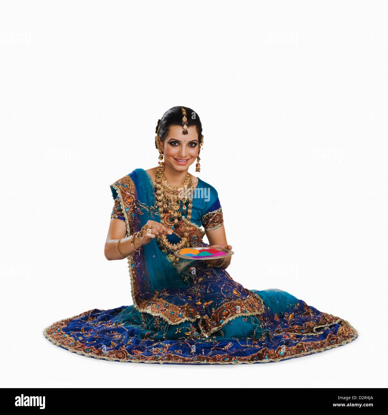 Frau mit einem Tablett mit Pulverfarben Rangoli an Diwali-fest zu machen Stockfoto