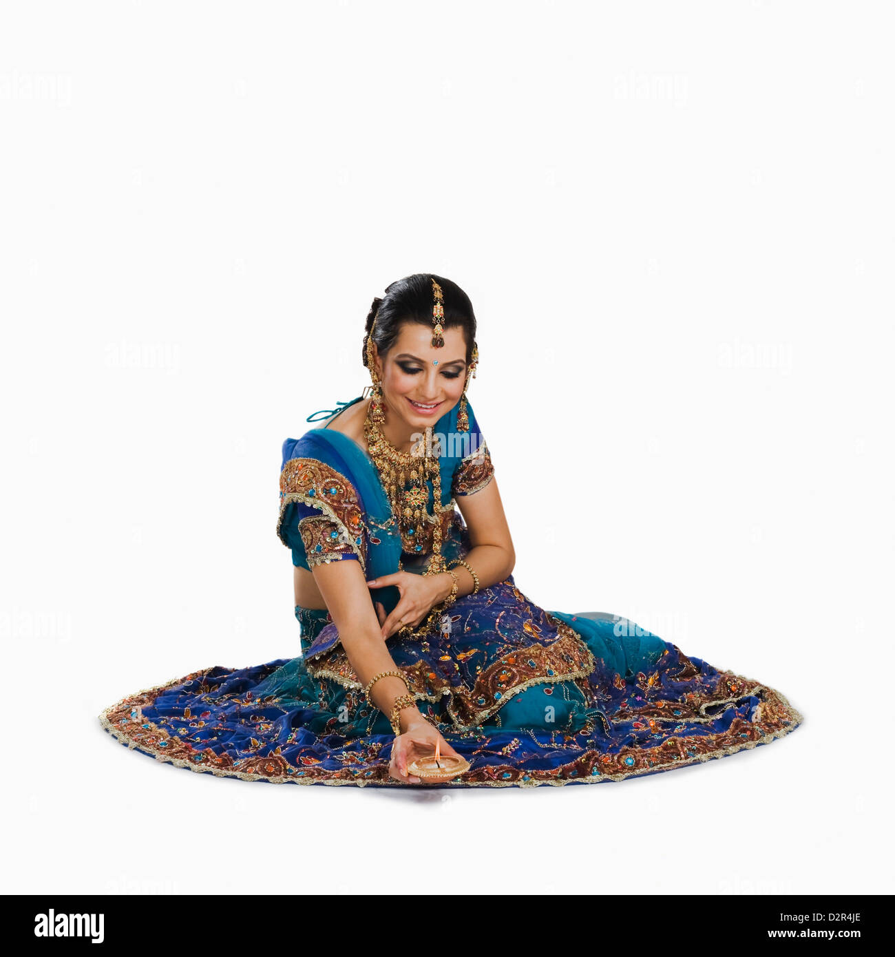 Frau mit einer Öllampe in Diwali-fest Stockfoto