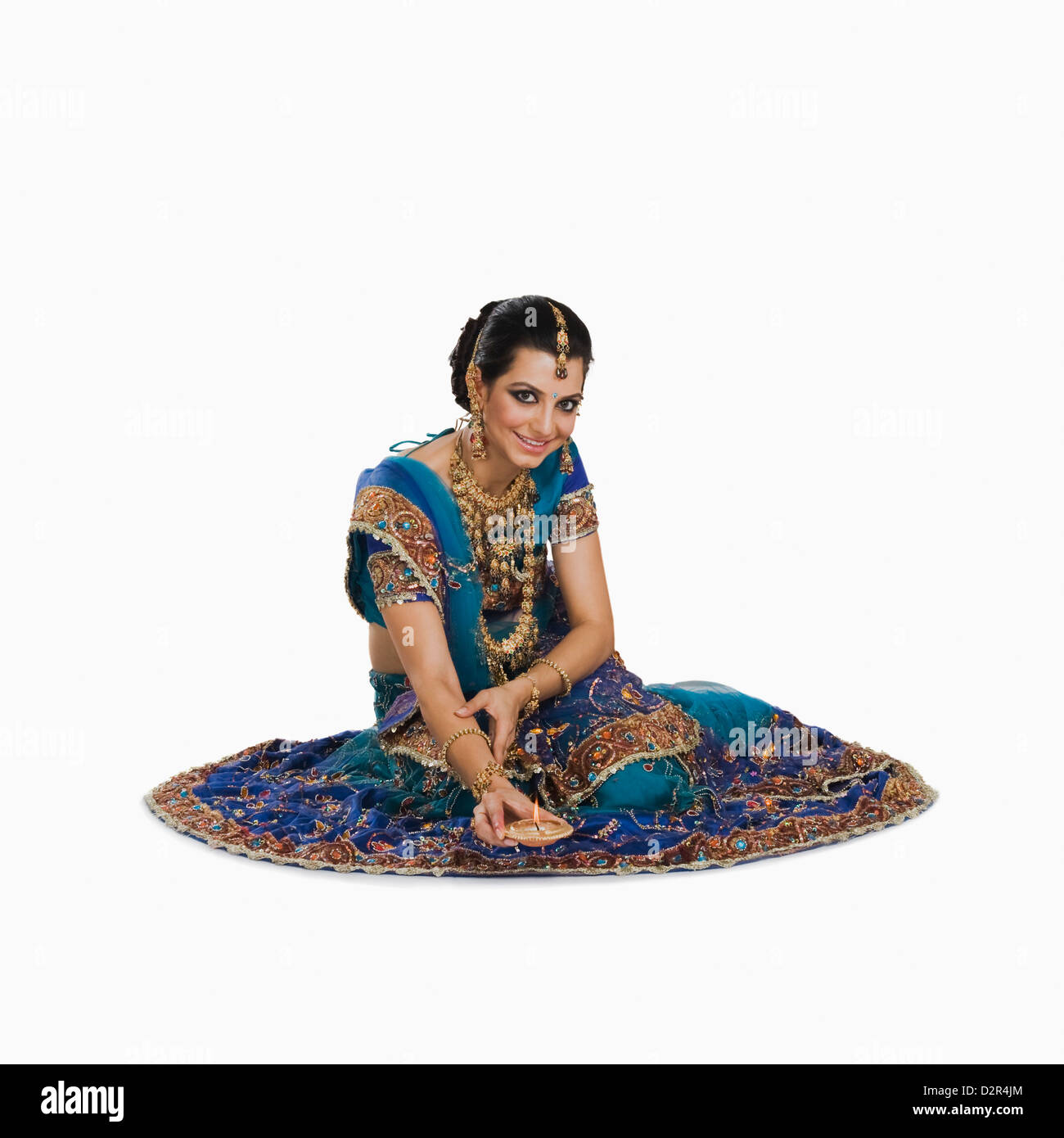 Frau mit einer Öllampe in Diwali-fest Stockfoto