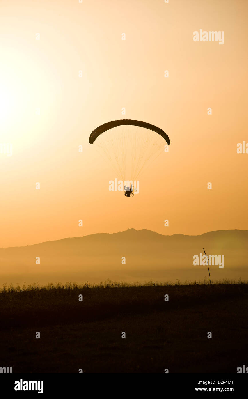 Ferner macht Gleiter mit stimmungsvollen Himmel Stockfoto