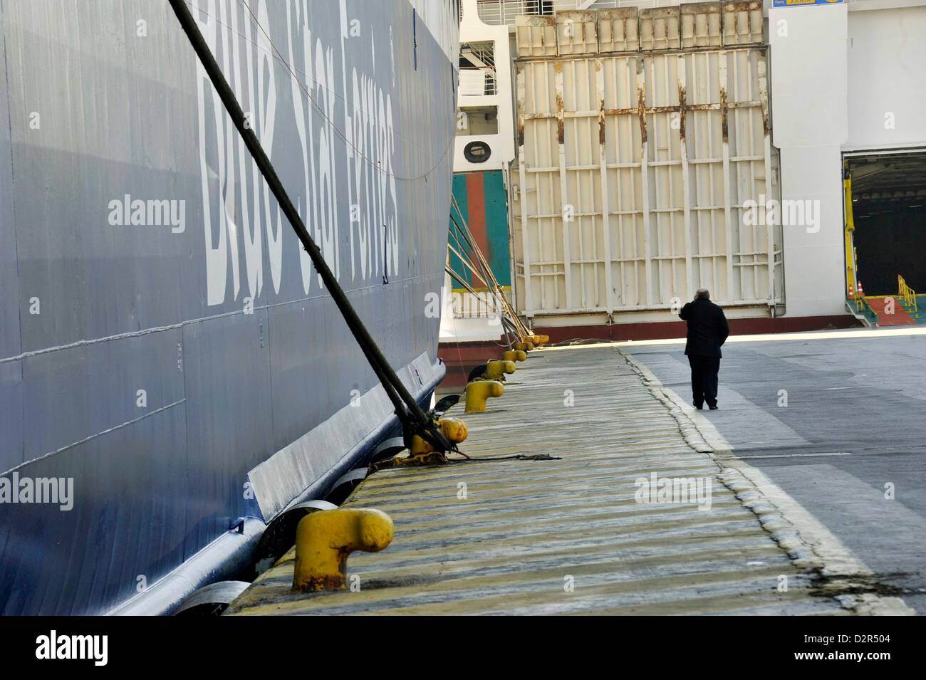 Piräus, Griechenland. 31. Januar 2013.  Eine Fähre im Hafen von Piräus, Griechenland.  Durch eine 48-Stunden-Streik der Seeleute hinterlässt keine Fähre zu den griechischen Inseln. Bildnachweis: Kunst der Fokus / Alamy Live News Stockfoto