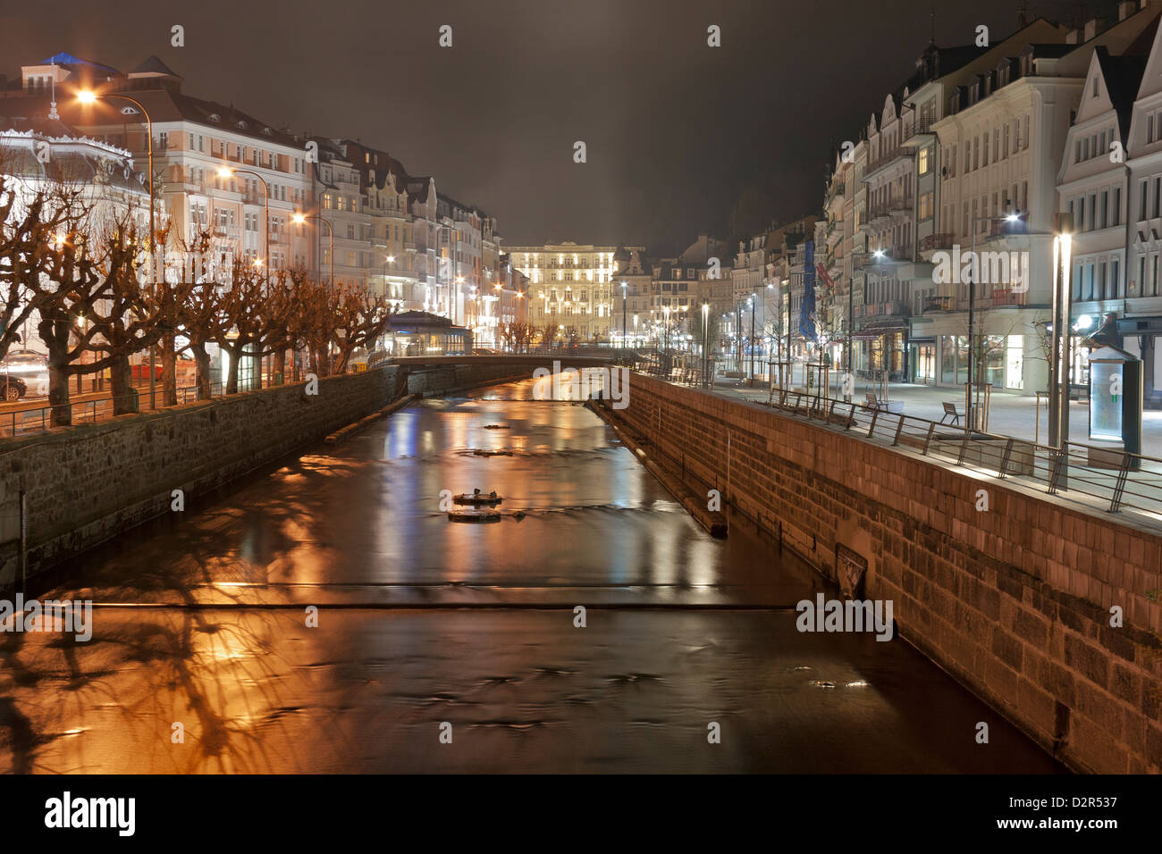 Nacht-Karlovy Vary-Stadtbild mit Fluss Tepla, Tschechische Republik. Stockfoto