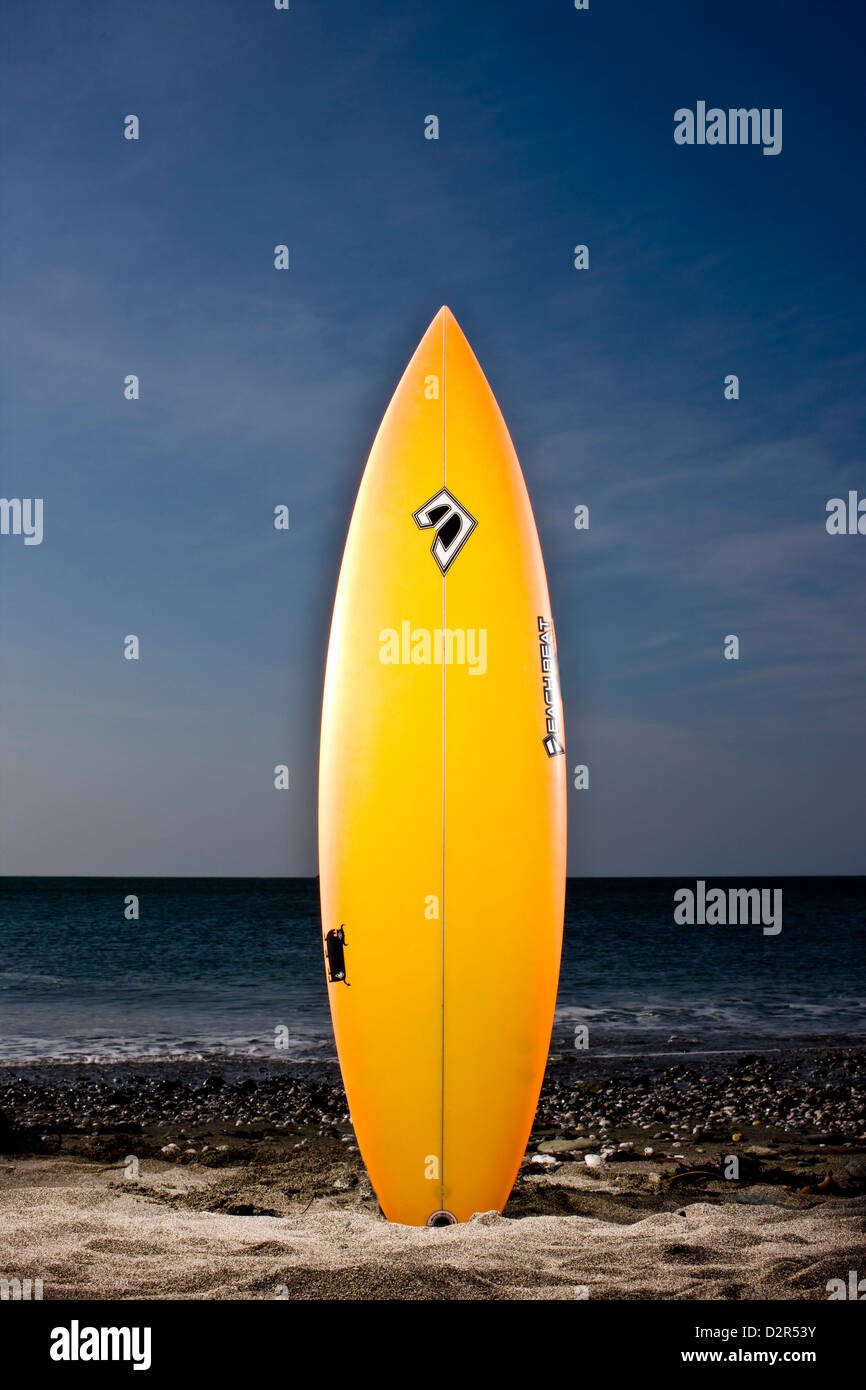 Gelbe Shortboard am Gewässerrand Stockfoto