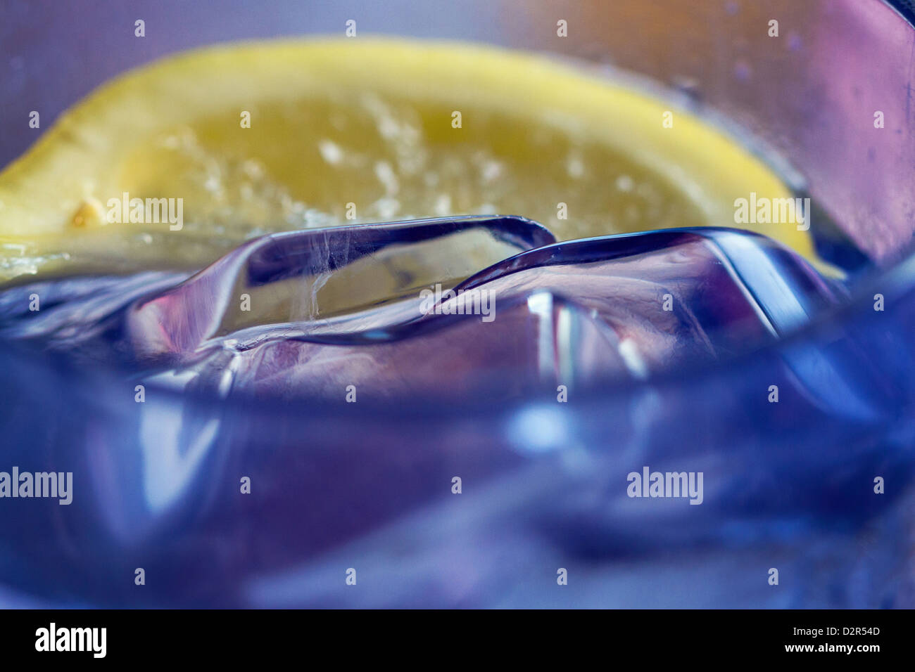 Eine Nahaufnahme von Eiswasser mit Zitrone Stockfoto