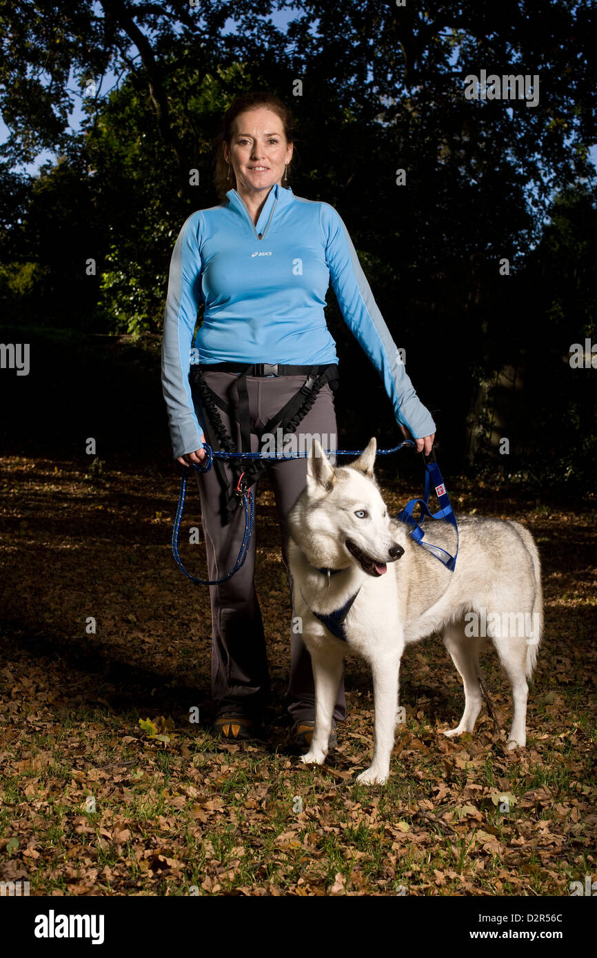 Porträt von weiblichen Jogger mit husky Hund, Tier, training Stockfoto