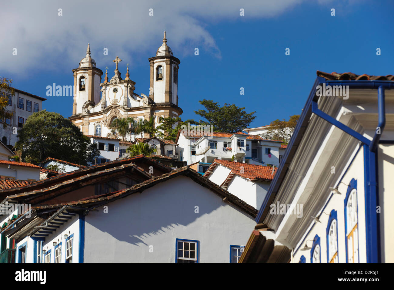 Ansicht von kolonialen Gebäuden und Nossa Senhora Carmo (unserer lieben Frau vom Berge Karmel) Kirche, Ouro Preto, Minas Gerais, Brasilien Stockfoto