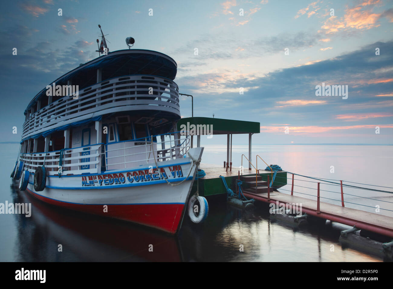 Riverboat vertäut am Rio Negro, Manaus, Amazonas, Brasilien, Südamerika Stockfoto