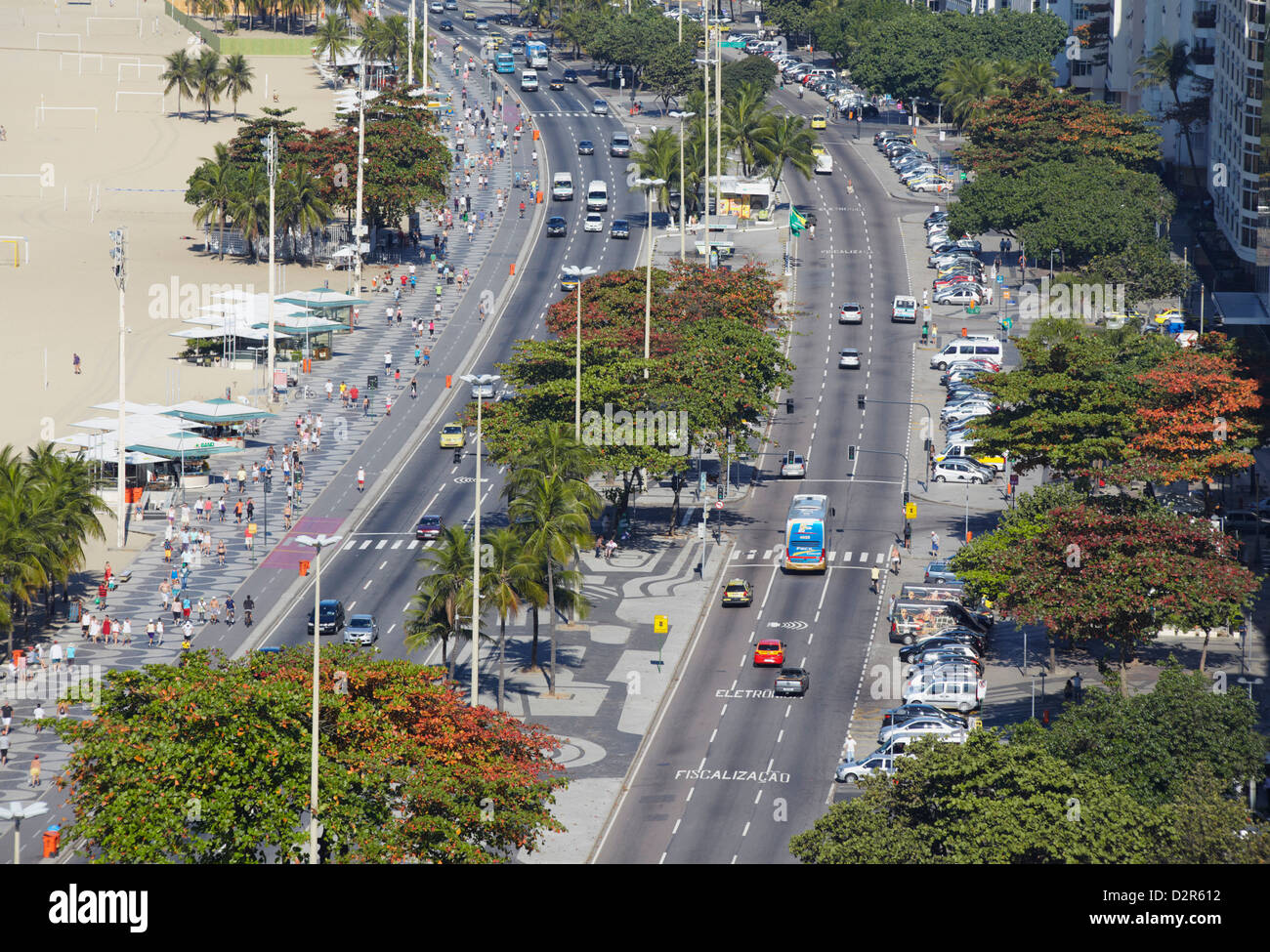 Blick auf die Copacabana und Avenida Atlantica, Copacabana, Rio De Janeiro, Brasilien, Südamerika Stockfoto