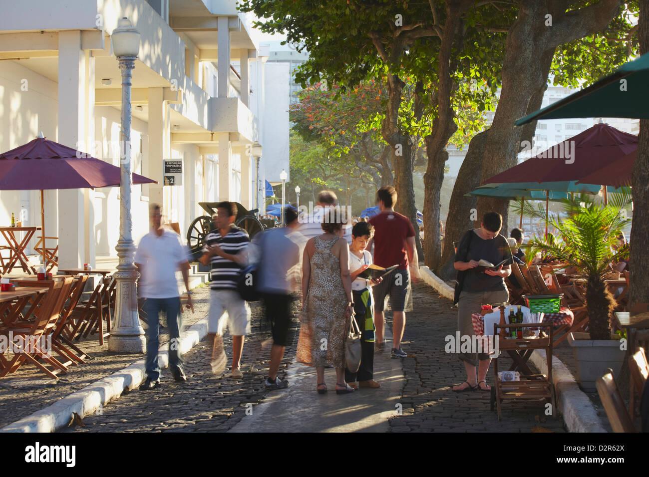 Menschen zu Fuß vorbei an Cafés auf dem Gelände des Forte de Copacabana (Copacabana Fort), Copacabana, Rio De Janeiro, Brasilien Stockfoto