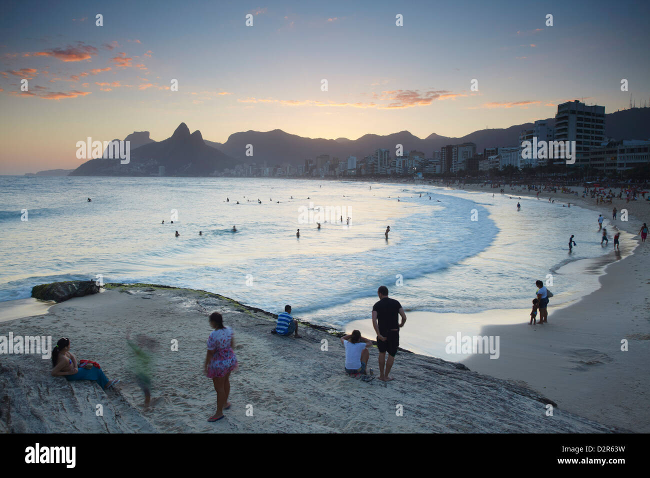 Ipanema-Strand bei Sonnenuntergang, Rio De Janeiro, Brasilien, Südamerika Stockfoto
