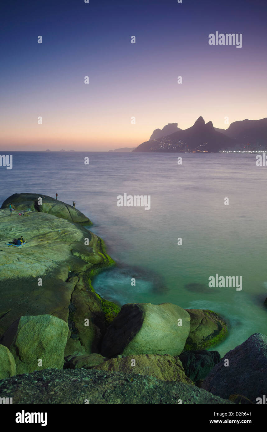 Blick auf Ipanema Strand bei Sonnenuntergang von Ponta Arpoador, Ipanema, Rio De Janeiro, Brasilien, Südamerika Stockfoto