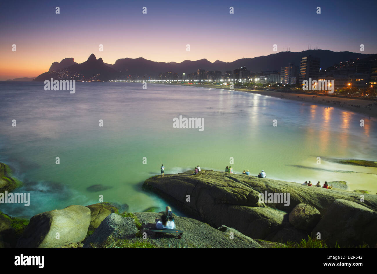 Blick auf Ipanema Strand bei Sonnenuntergang von Ponta Arpoador, Ipanema, Rio De Janeiro, Brasilien, Südamerika Stockfoto