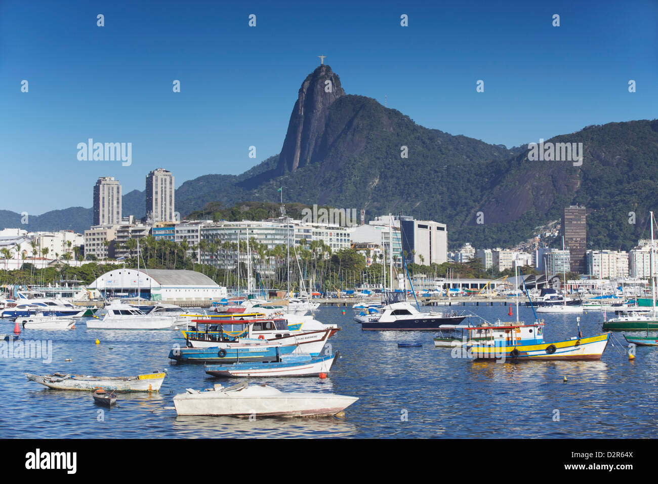 Boote vor Anker im Hafen mit der Christusstatue im Hintergrund, Urca, Rio De Janeiro, Brasilien, Südamerika Stockfoto