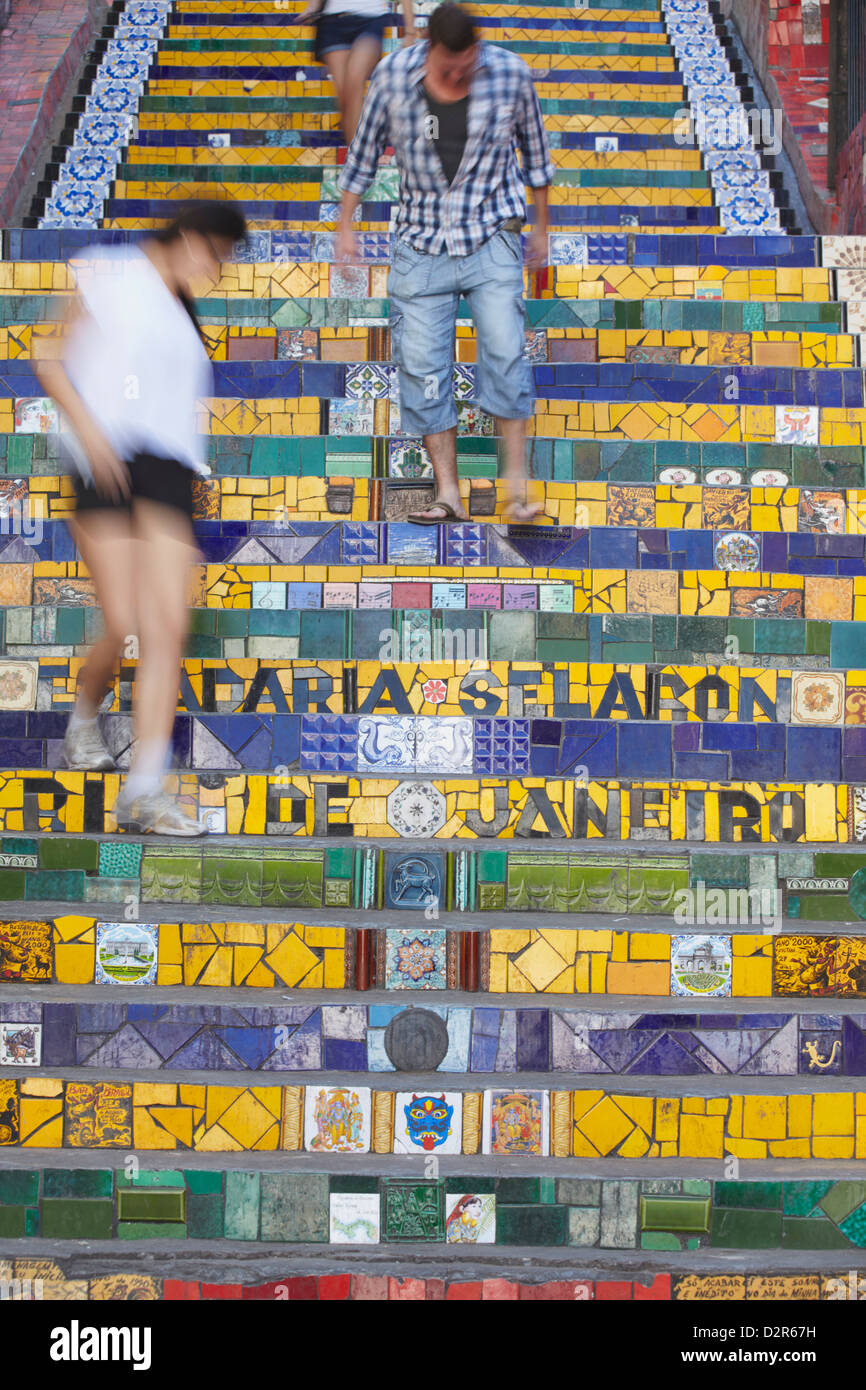 Menschen, die zu Fuß hinunter Selaron Schritte (Escadaria Selaron), Lapa, Rio De Janeiro, Brasilien Stockfoto