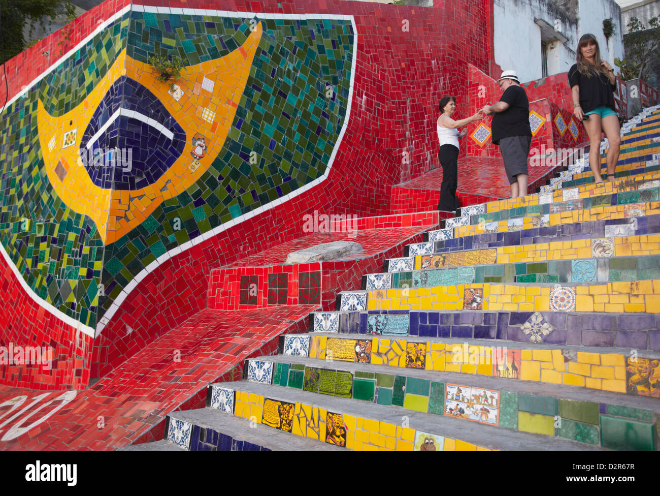 Touristen auf Selaron Schritte (Escadaria Selaron), Lapa, Rio De Janeiro, Brasilien, Südamerika Stockfoto
