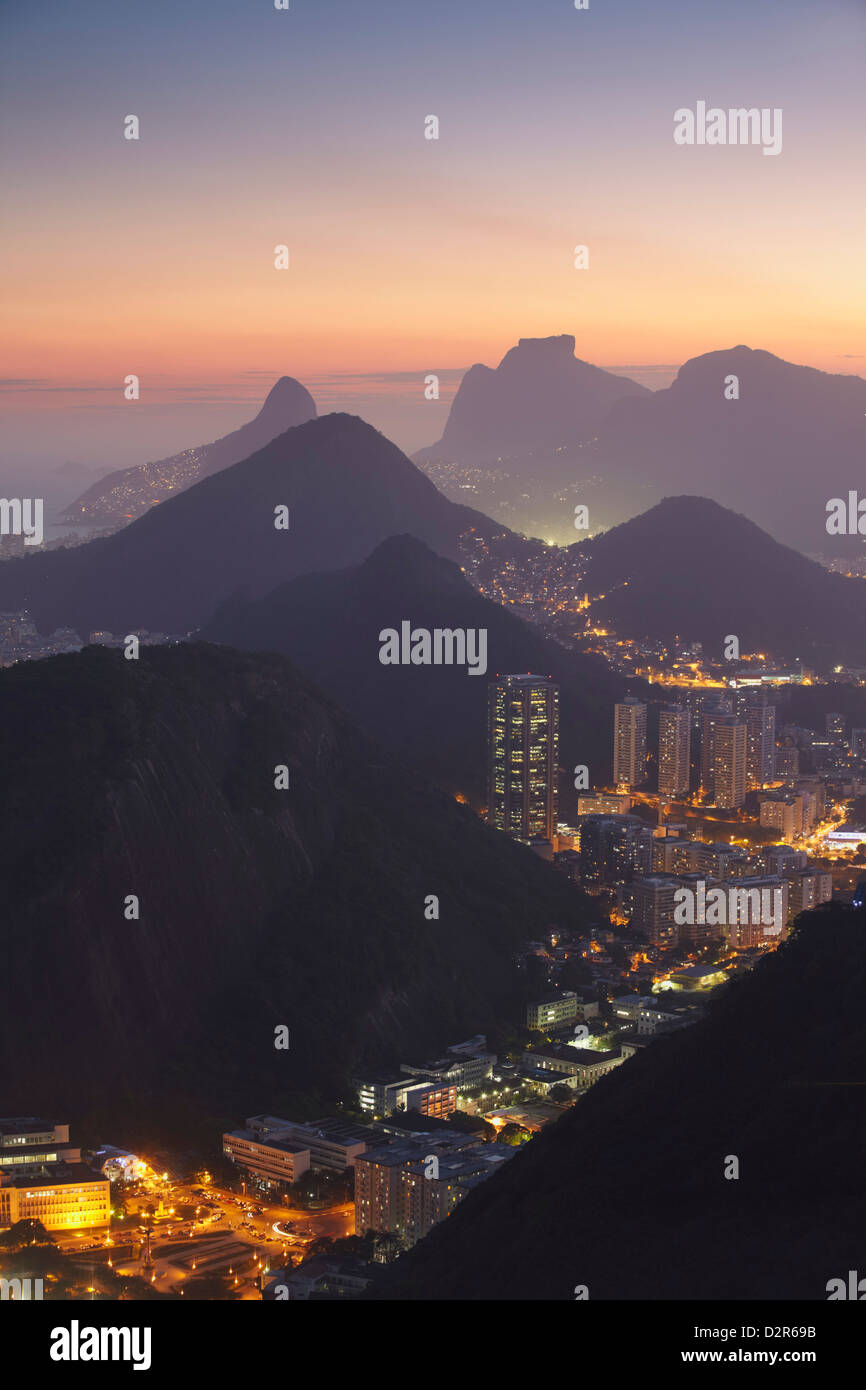 Aussicht auf Rio bei Sonnenuntergang vom Zuckerhut in Rio De Janeiro, Brasilien, Südamerika Stockfoto