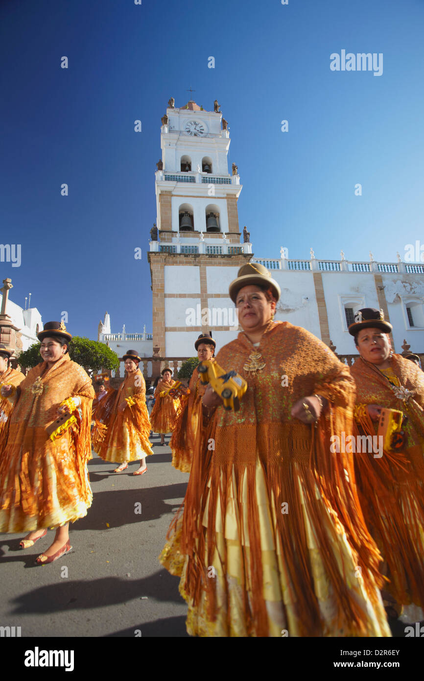 Frauen tanzen Festival in Plaza 25 de Mayo, Sucre, UNESCO World Heritage Site, Bolivien, Südamerika Stockfoto
