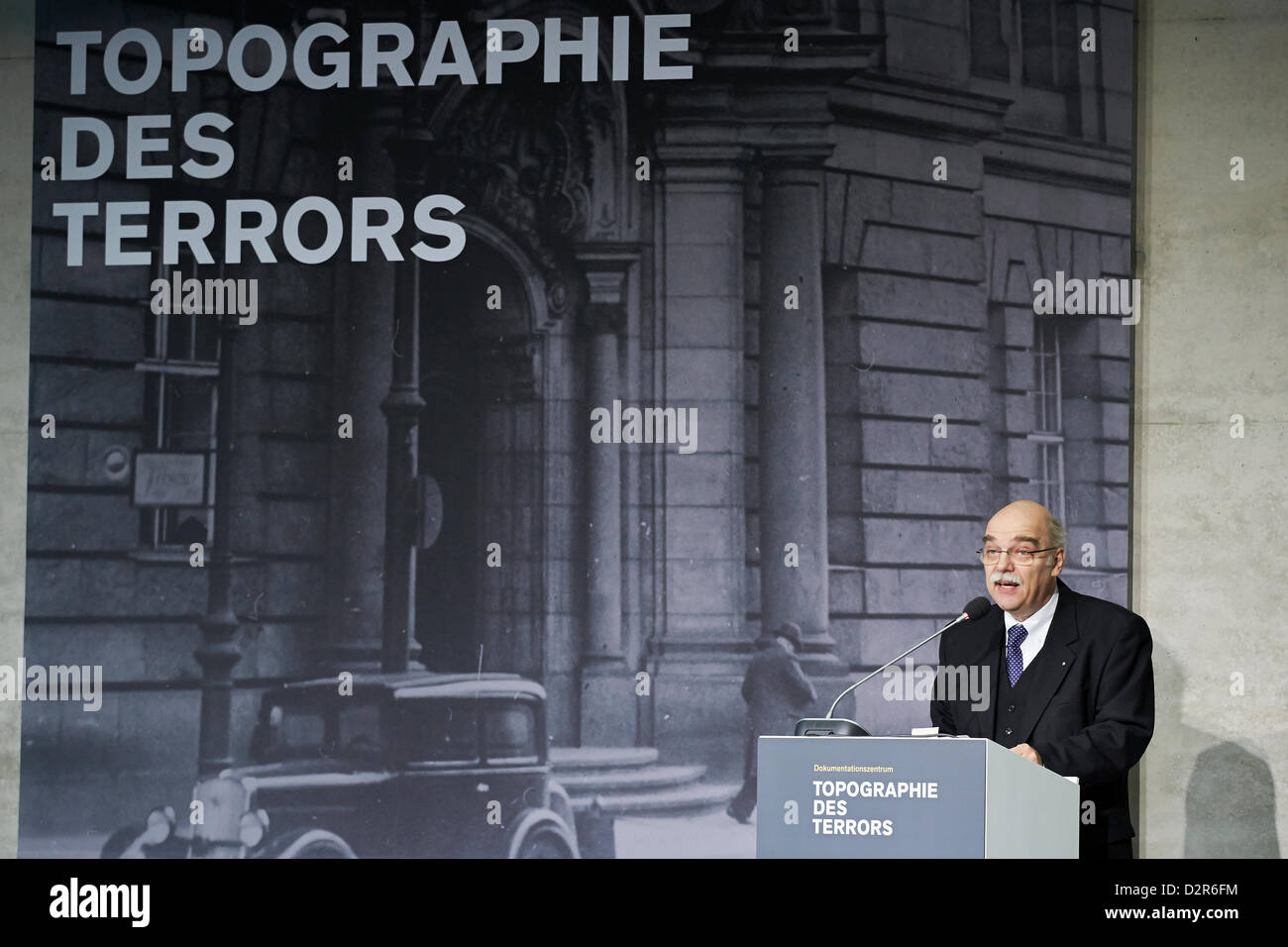 Berlin, Deutschland. 30. Januar 2013. Bundeskanzlerin Angela Merkel hält eine Rede bei der Eröffnung der Ausstellung "Berlin 1933 – der Weg zur Diktatur" an das Dokumentationszentrum Topographie des Terrors in Berlin.  Foto: Andreas Nachama. Bildnachweis: Reynaldo Chaib Paganelli / Alamy Live News Stockfoto