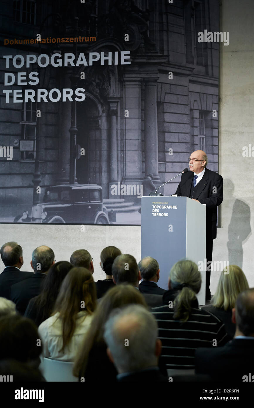 Berlin, Deutschland. 30. Januar 2013. Bundeskanzlerin Angela Merkel hält eine Rede bei der Eröffnung der Ausstellung "Berlin 1933 – der Weg zur Diktatur" an das Dokumentationszentrum Topographie des Terrors in Berlin. Foto: Andreas Nachama. Bildnachweis: Reynaldo Chaib Paganelli / Alamy Live News Stockfoto