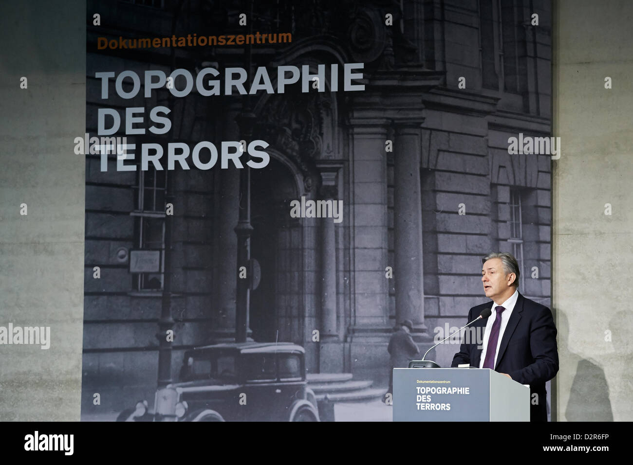Berlin, Deutschland. 30. Januar 2013. Bundeskanzlerin Angela Merkel hält eine Rede bei der Eröffnung der Ausstellung "Berlin 1933 – der Weg zur Diktatur" an das Dokumentationszentrum Topographie des Terrors in Berlin.  Foto: Klaus Wowereit. Bildnachweis: Reynaldo Chaib Paganelli / Alamy Live News Stockfoto