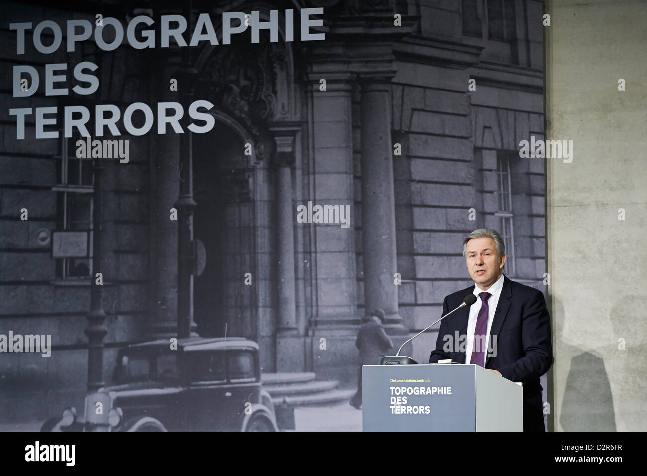 Berlin, Deutschland. 30. Januar 2013. Bundeskanzlerin Angela Merkel hält eine Rede bei der Eröffnung der Ausstellung "Berlin 1933 – der Weg zur Diktatur" an das Dokumentationszentrum Topographie des Terrors in Berlin. Foto: Klaus Wowereit. Bildnachweis: Reynaldo Chaib Paganelli / Alamy Live News Stockfoto