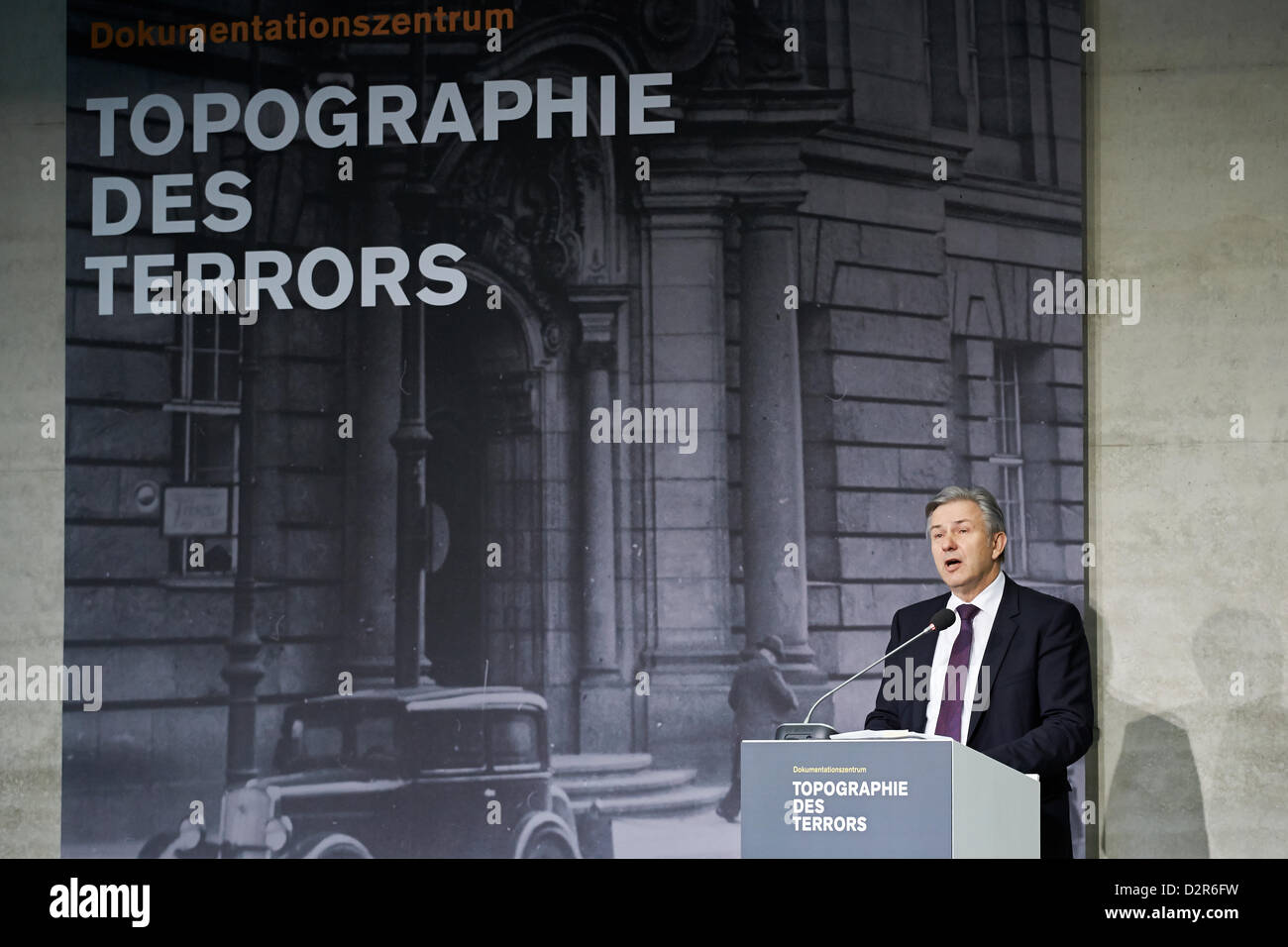 Berlin, Deutschland. 30. Januar 2013. Bundeskanzlerin Angela Merkel hält eine Rede bei der Eröffnung der Ausstellung "Berlin 1933 – der Weg zur Diktatur" an das Dokumentationszentrum Topographie des Terrors in Berlin. Foto: Klaus Wowereit. Bildnachweis: Reynaldo Chaib Paganelli / Alamy Live News Stockfoto