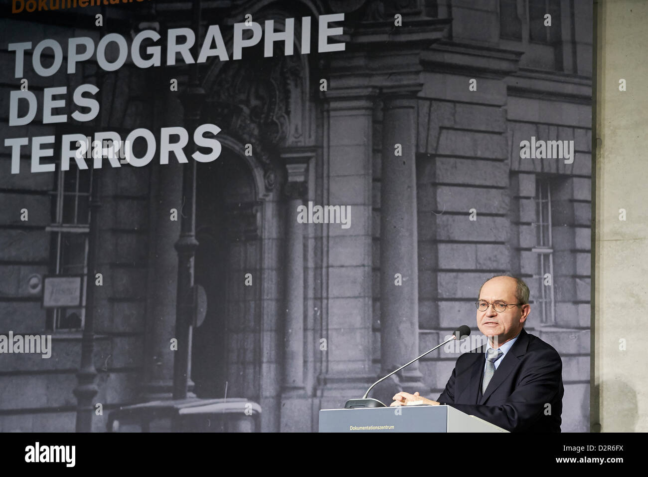 Berlin, Deutschland. 30. Januar 2013. Bundeskanzlerin Angela Merkel hält eine Rede bei der Eröffnung der Ausstellung "Berlin 1933 – der Weg zur Diktatur" an das Dokumentationszentrum Topographie des Terrors in Berlin. Bildnachweis: Reynaldo Chaib Paganelli / Alamy Live News Stockfoto