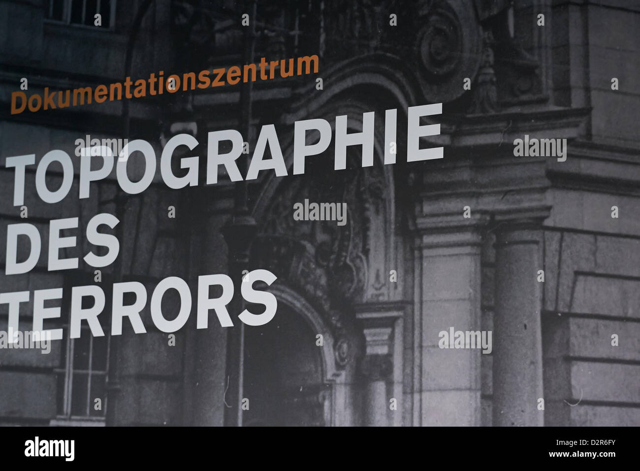 Berlin, Deutschland. 30. Januar 2013. Bundeskanzlerin Angela Merkel hält eine Rede bei der Eröffnung der Ausstellung "Berlin 1933 – der Weg zur Diktatur" an das Dokumentationszentrum Topographie des Terrors in Berlin.  Bildnachweis: Reynaldo Chaib Paganelli / Alamy Live News Stockfoto