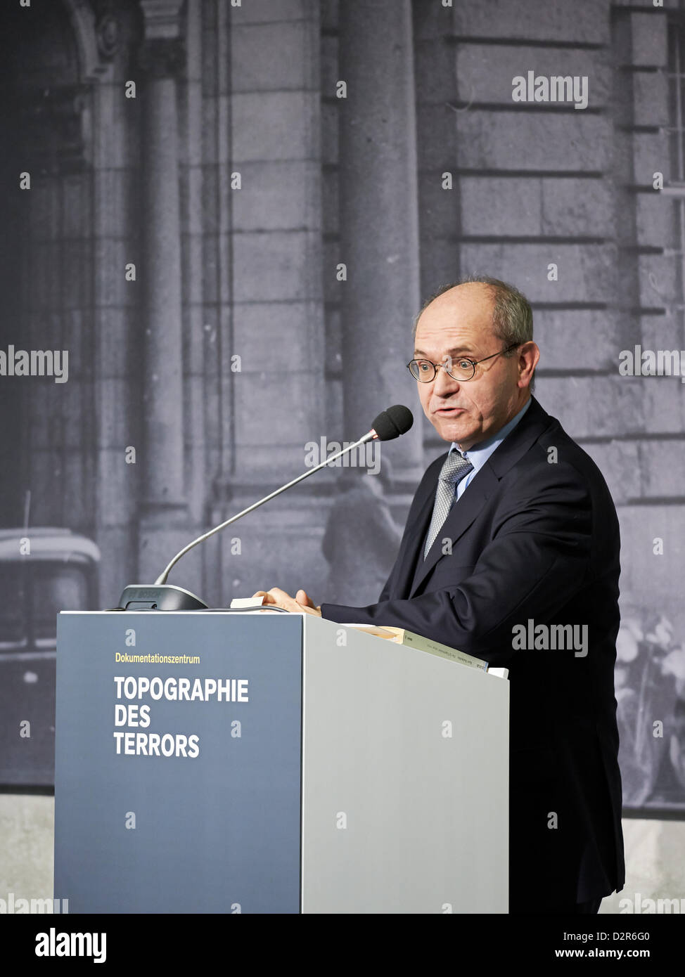 Berlin, Deutschland. 30. Januar 2013. Bundeskanzlerin Angela Merkel hält eine Rede bei der Eröffnung der Ausstellung "Berlin 1933 – der Weg zur Diktatur" an das Dokumentationszentrum Topographie des Terrors in Berlin.  Bildnachweis: Reynaldo Chaib Paganelli / Alamy Live News Stockfoto