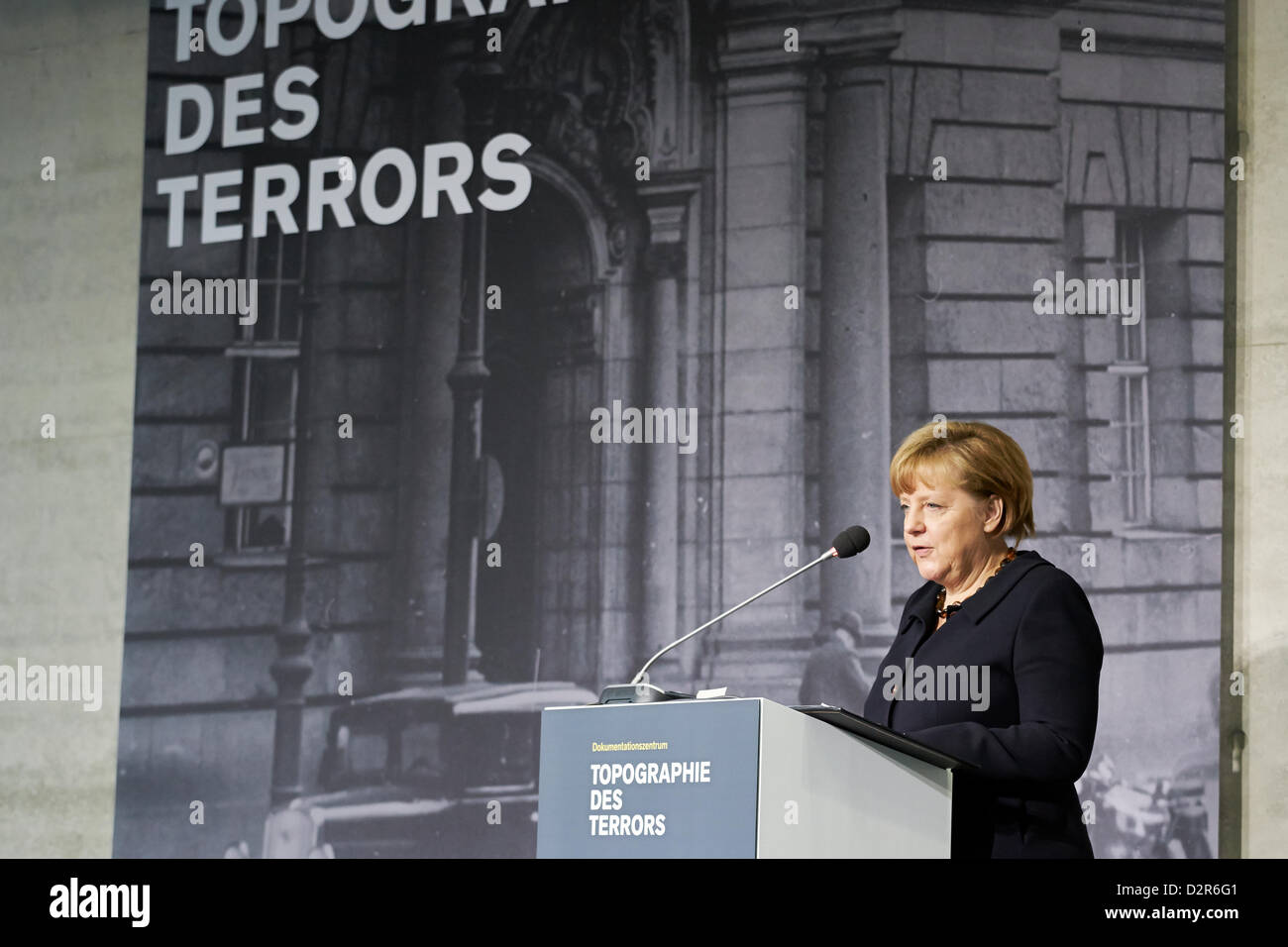Berlin, Deutschland. 30. Januar 2013. Bundeskanzlerin Angela Merkel hält eine Rede bei der Eröffnung der Ausstellung "Berlin 1933 – der Weg zur Diktatur" an das Dokumentationszentrum Topographie des Terrors in Berlin. Foto: Angela Merkel. Bildnachweis: Reynaldo Chaib Paganelli / Alamy Live News Stockfoto