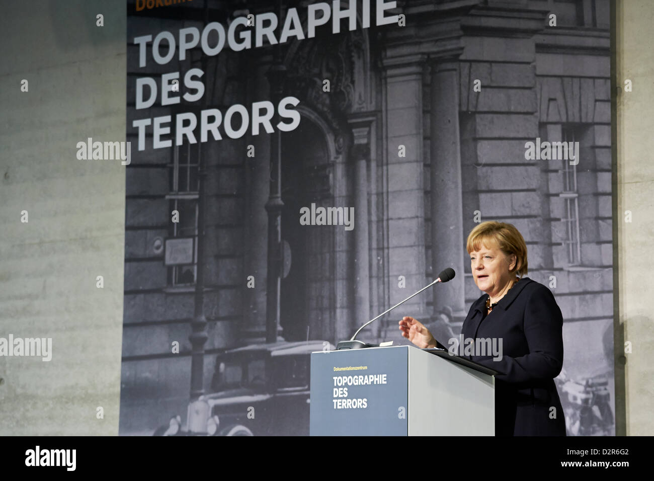 Berlin, Deutschland. 30. Januar 2013. Bundeskanzlerin Angela Merkel hält eine Rede bei der Eröffnung der Ausstellung "Berlin 1933 – der Weg zur Diktatur" an das Dokumentationszentrum Topographie des Terrors in Berlin.   Foto: Angela Merkel. Bildnachweis: Reynaldo Chaib Paganelli / Alamy Live News Stockfoto