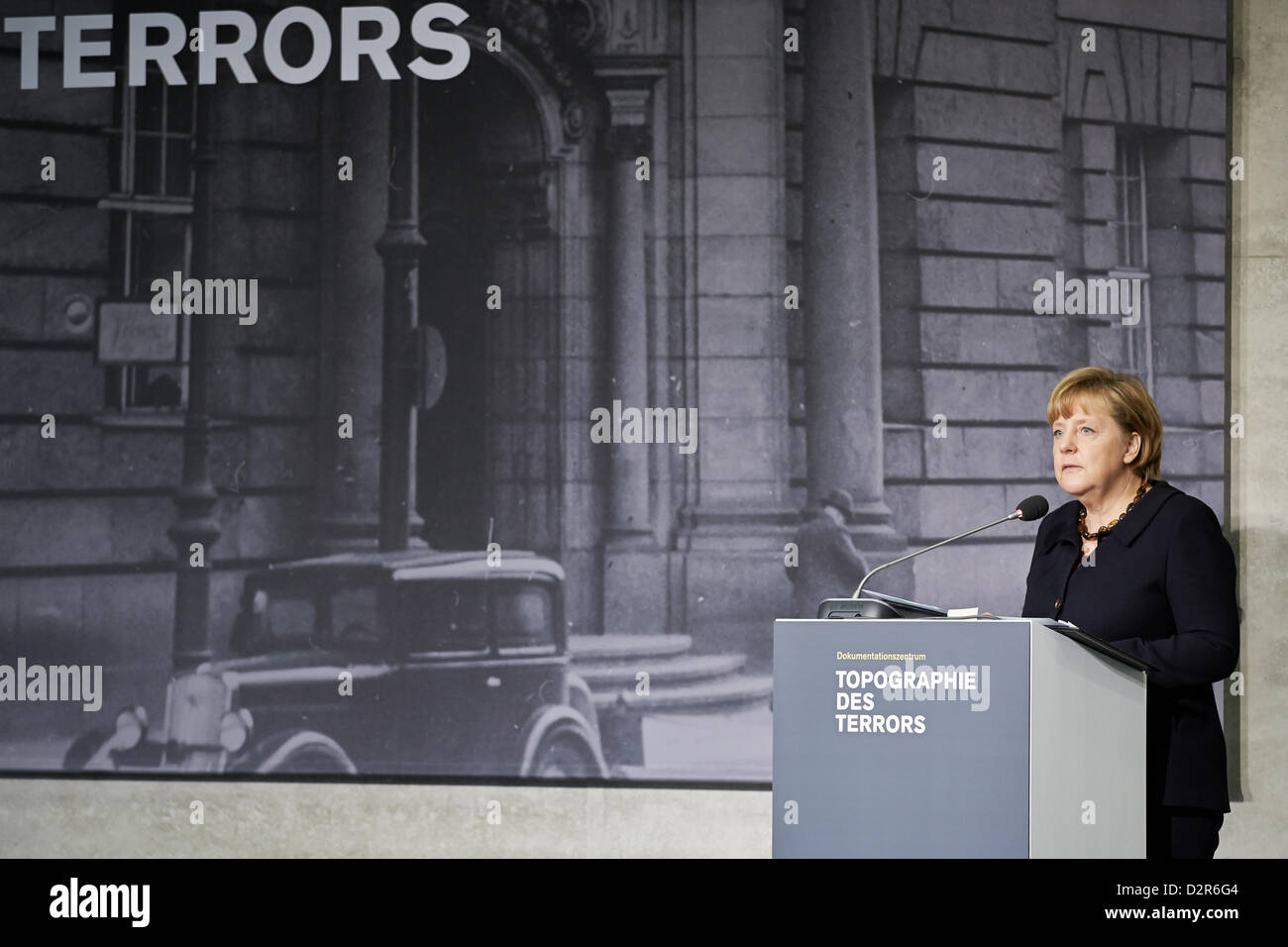 Berlin, Deutschland. 30. Januar 2013. Bundeskanzlerin Angela Merkel hält eine Rede bei der Eröffnung der Ausstellung "Berlin 1933 – der Weg zur Diktatur" an das Dokumentationszentrum Topographie des Terrors in Berlin. Foto: Angela Merkel. Bildnachweis: Reynaldo Chaib Paganelli / Alamy Live News Stockfoto