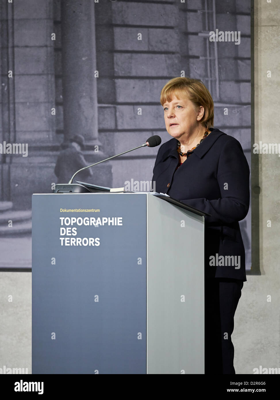 Berlin, Deutschland. 30. Januar 2013. Bundeskanzlerin Angela Merkel hält eine Rede bei der Eröffnung der Ausstellung "Berlin 1933 – der Weg zur Diktatur" an das Dokumentationszentrum Topographie des Terrors in Berlin. Foto: Angela Merkel. Bildnachweis: Reynaldo Chaib Paganelli / Alamy Live News Stockfoto