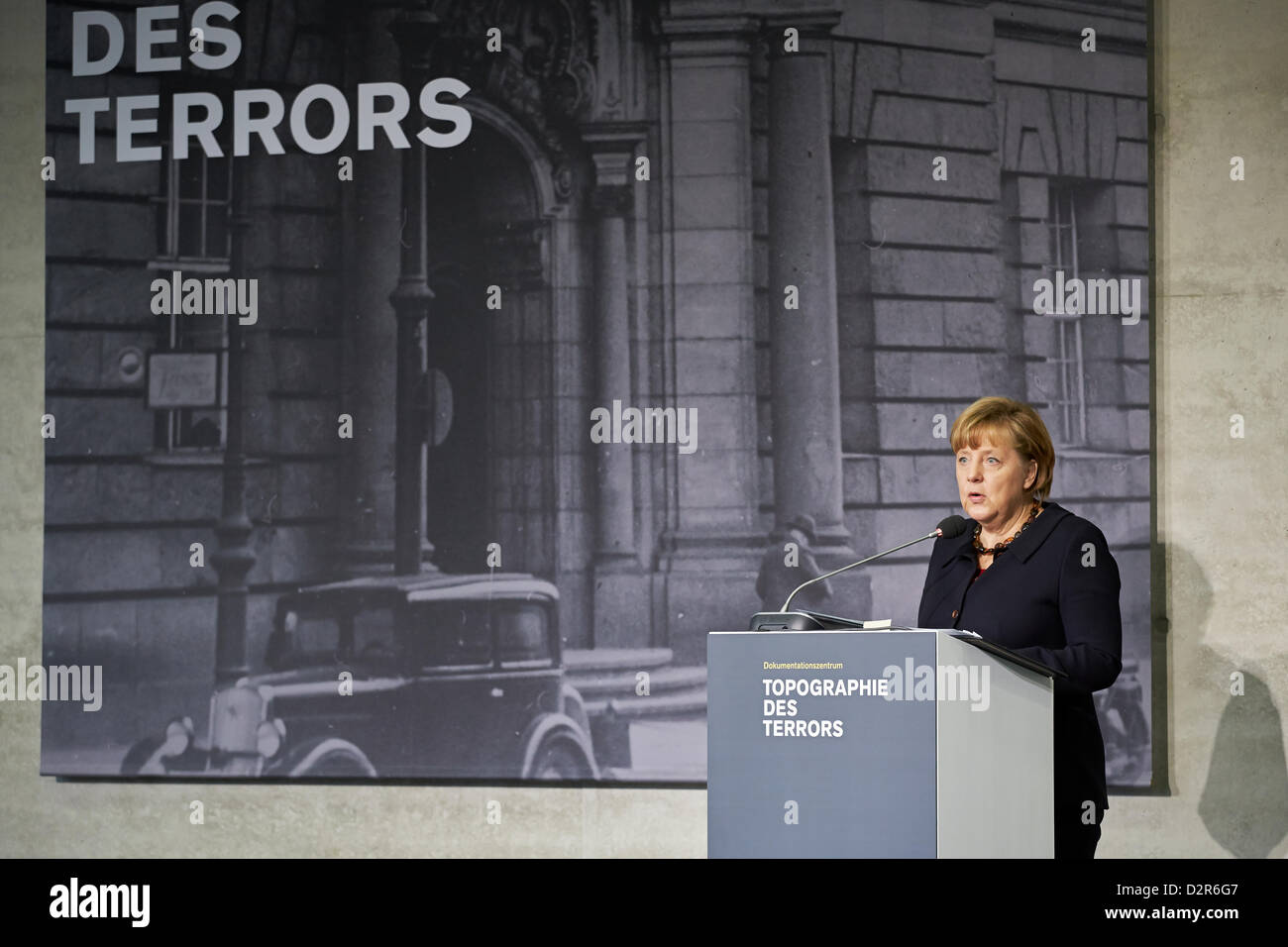 Berlin, Deutschland. 30. Januar 2013. Bundeskanzlerin Angela Merkel hält eine Rede bei der Eröffnung der Ausstellung "Berlin 1933 – der Weg zur Diktatur" an das Dokumentationszentrum Topographie des Terrors in Berlin. Foto: Angela Merkel. Bildnachweis: Reynaldo Chaib Paganelli / Alamy Live News Stockfoto
