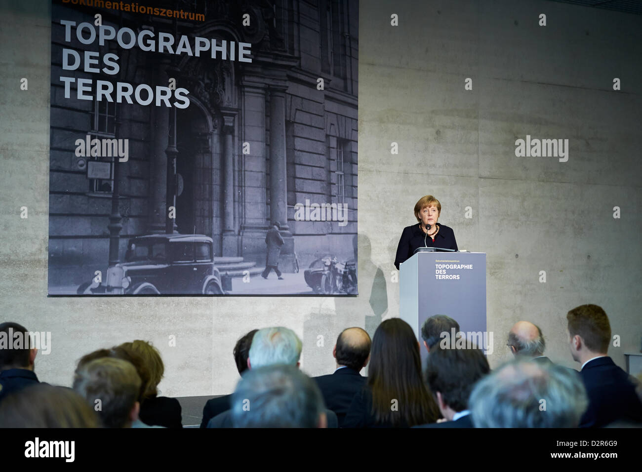 Berlin, Deutschland. 30. Januar 2013. Bundeskanzlerin Angela Merkel hält eine Rede bei der Eröffnung der Ausstellung "Berlin 1933 – der Weg zur Diktatur" an das Dokumentationszentrum Topographie des Terrors in Berlin. Foto: Angela Merkel. Bildnachweis: Reynaldo Chaib Paganelli / Alamy Live News Stockfoto