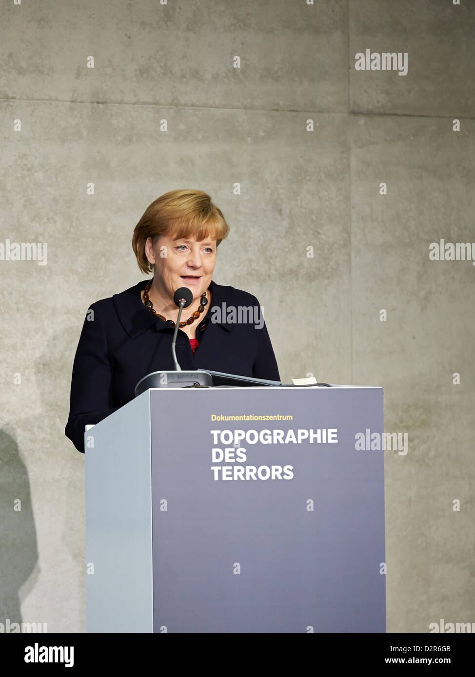 Berlin, Deutschland. 30. Januar 2013. Bundeskanzlerin Angela Merkel hält eine Rede bei der Eröffnung der Ausstellung "Berlin 1933 – der Weg zur Diktatur" an das Dokumentationszentrum Topographie des Terrors in Berlin.   Foto: Angela Merkel. Bildnachweis: Reynaldo Chaib Paganelli / Alamy Live News Stockfoto