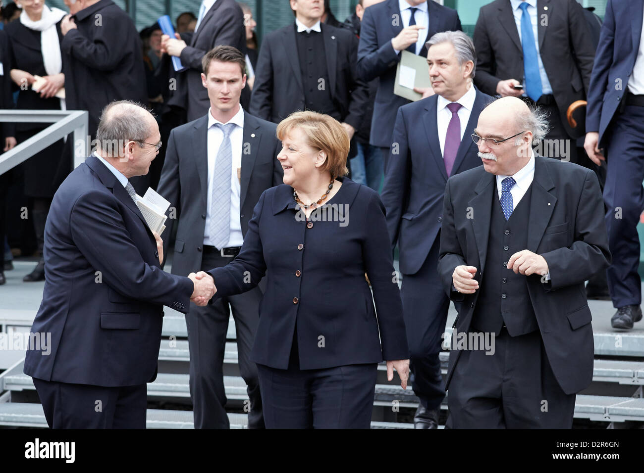 Berlin, Deutschland. 30. Januar 2013. Bundeskanzlerin Angela Merkel hält eine Rede bei der Eröffnung der Ausstellung "Berlin 1933 – der Weg zur Diktatur" an das Dokumentationszentrum Topographie des Terrors in Berlin.  Foto: (von links nach rechts) Bundeskanzlerin Angela Merkel, Berliner Bürgermeister Klaus Wowereit (hinten rechts), und der Direktor der Stiftung Topographie des Terrors, Andreas Nachama. Bildnachweis: Reynaldo Chaib Paganelli / Alamy Live News Stockfoto