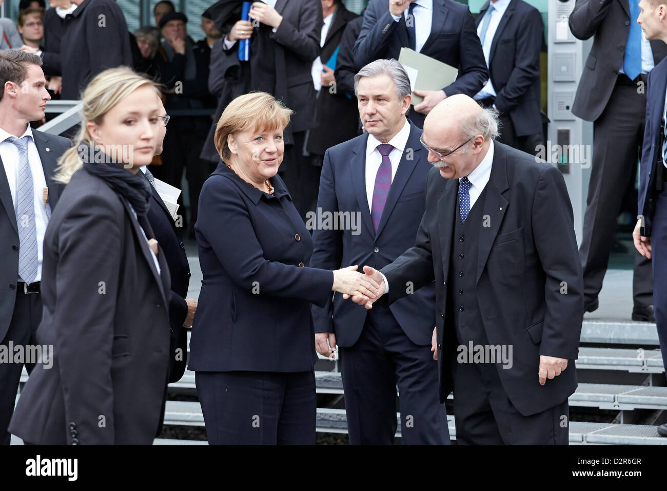 Berlin, Deutschland. 30. Januar 2013. Bundeskanzlerin Angela Merkel hält eine Rede bei der Eröffnung der Ausstellung "Berlin 1933 – der Weg zur Diktatur" an das Dokumentationszentrum Topographie des Terrors in Berlin.  Foto: (von links nach rechts) Bundeskanzlerin Angela Merkel, Berliner Bürgermeister Klaus Wowereit (hinten rechts), und der Direktor der Stiftung Topographie des Terrors, Andreas Nachama. Bildnachweis: Reynaldo Chaib Paganelli / Alamy Live News Stockfoto