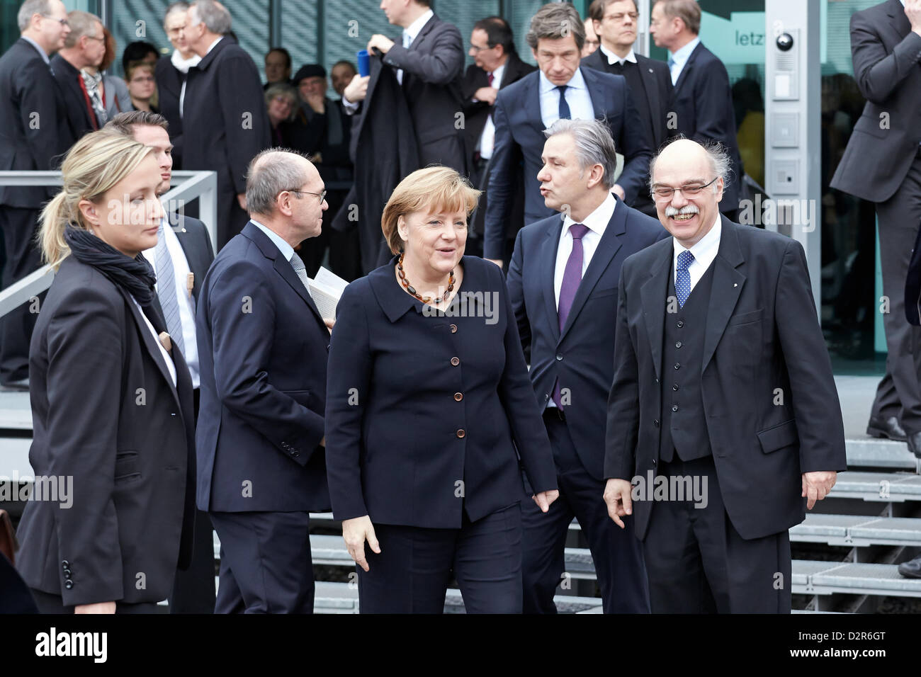 Berlin, Deutschland. 30. Januar 2013. Bundeskanzlerin Angela Merkel hält eine Rede bei der Eröffnung der Ausstellung "Berlin 1933 – der Weg zur Diktatur" an das Dokumentationszentrum Topographie des Terrors in Berlin.  Foto: (von links nach rechts) Bundeskanzlerin Angela Merkel, Berliner Bürgermeister Klaus Wowereit (hinten rechts), und der Direktor der Stiftung Topographie des Terrors, Andreas Nachama. Bildnachweis: Reynaldo Chaib Paganelli / Alamy Live News Stockfoto