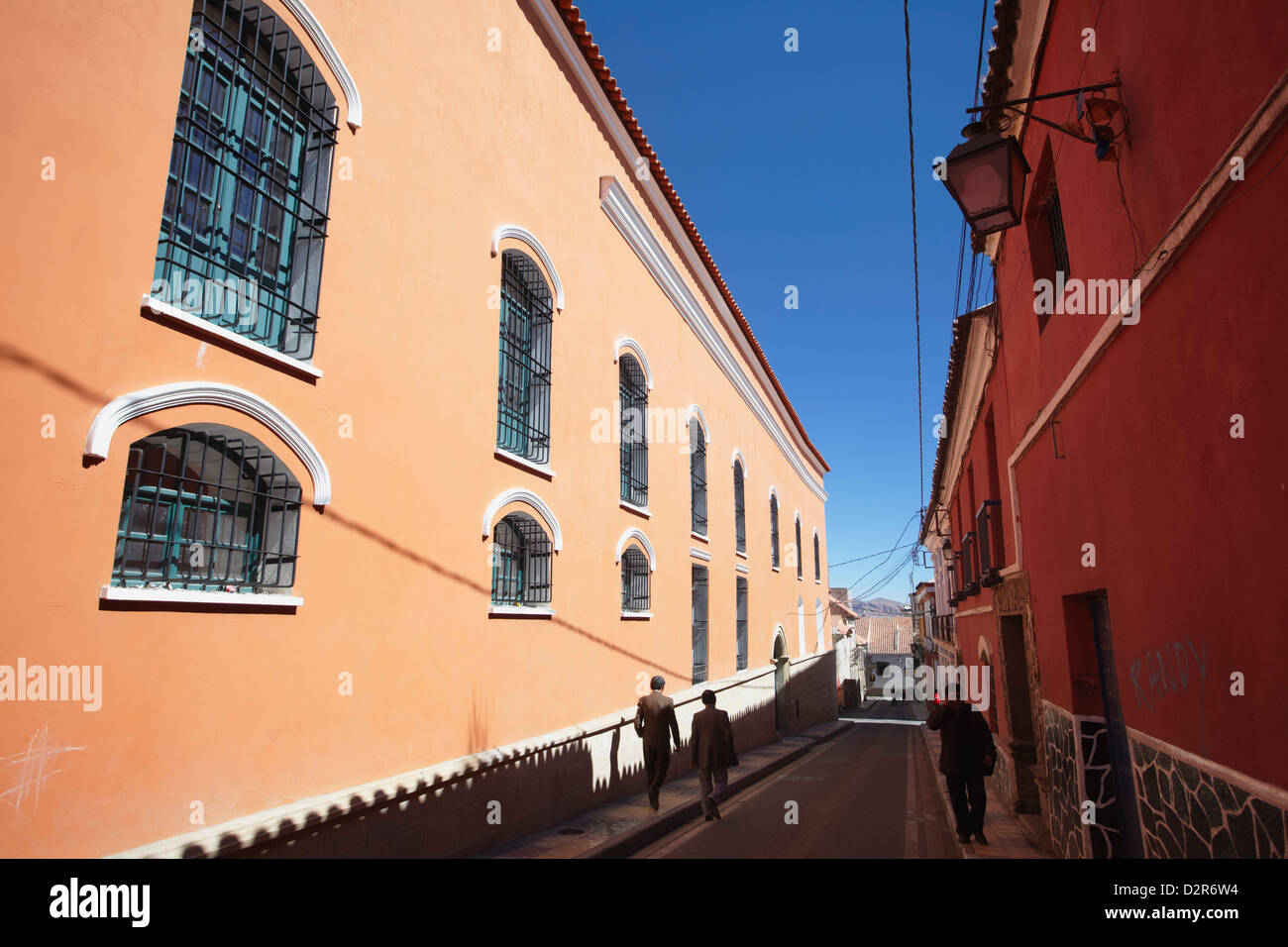 Menschen, die Straße entlang, zum UNESCO-Weltkulturerbe, Potosi, Bolivien, Südamerika Stockfoto