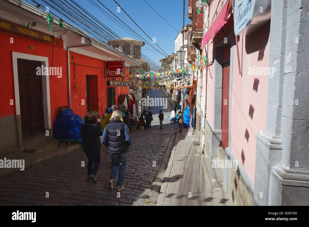 Menschen zu Fuß entlang Witches Markt, La Paz, Bolivien, Südamerika Stockfoto