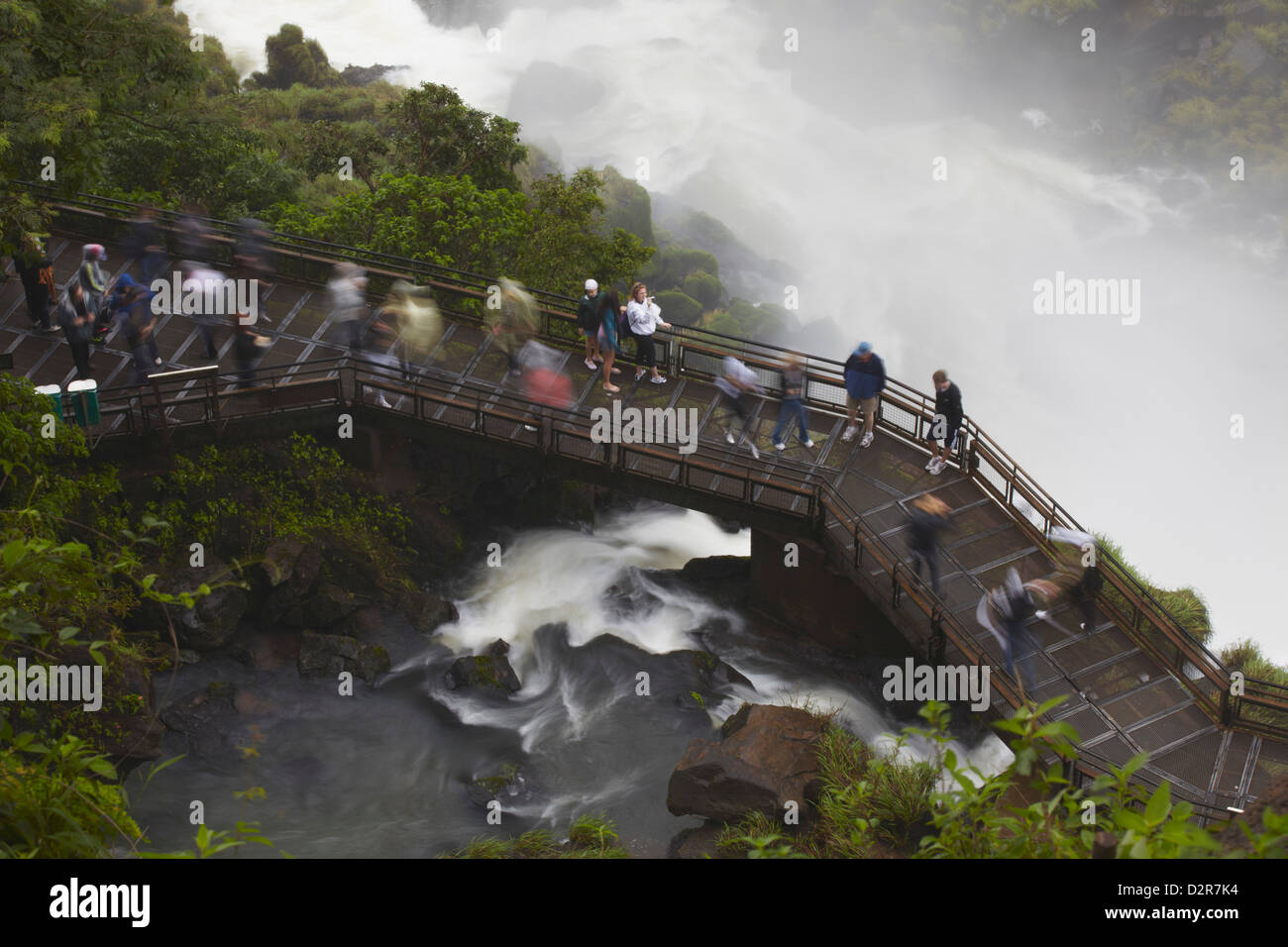 Touristen, die Brücke am Fuße des Bossetti fällt, Iguazu Wasserfälle, Iguazu National Park, Misiones, Argentinien Stockfoto
