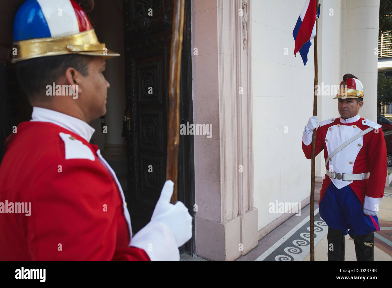 Stehende Soldaten bewachen außen Panteón de Los Heroes, Asuncion, Paraguay, Südamerika Stockfoto