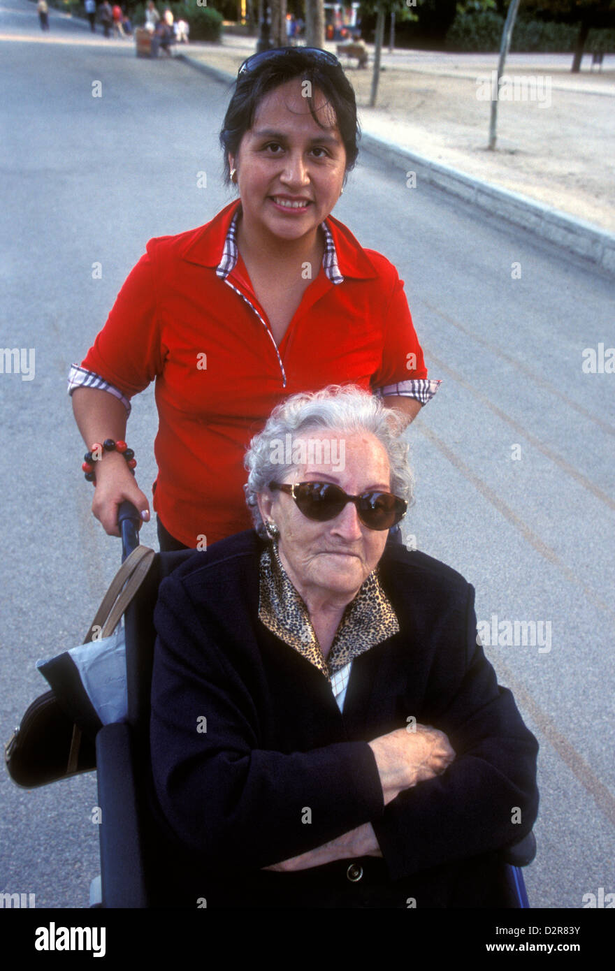 Spanier, Spanisch Frau, alte Frau, sehr alte Frau, Hausmeister, Retiro Park, Parque del Buen Retiro, Madrid, Provinz Madrid, Spanien, Europa Stockfoto