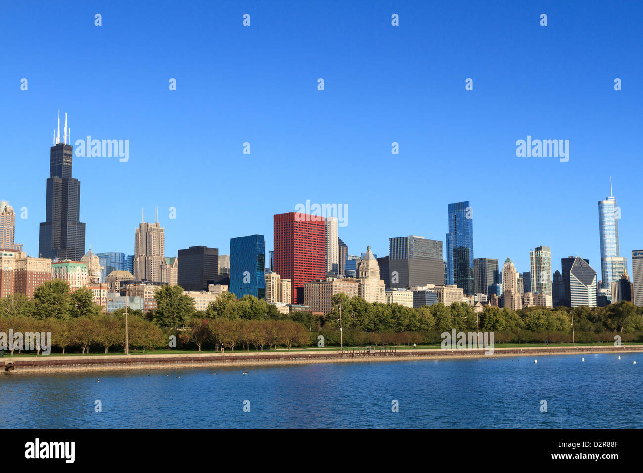 Skyline von Chicago und Lake Michigan mit dem Willis Tower, ehemals Sears Tower auf der linken Seite, Chicago, Illinois, USA Stockfoto