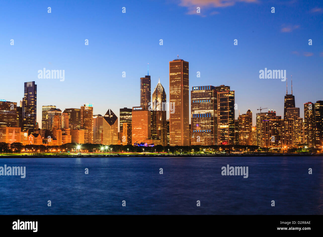 Skyline von Chicago und Lake Michigan bei Dämmerung, Chicago, Illinois, Vereinigte Staaten von Amerika, Nordamerika Stockfoto